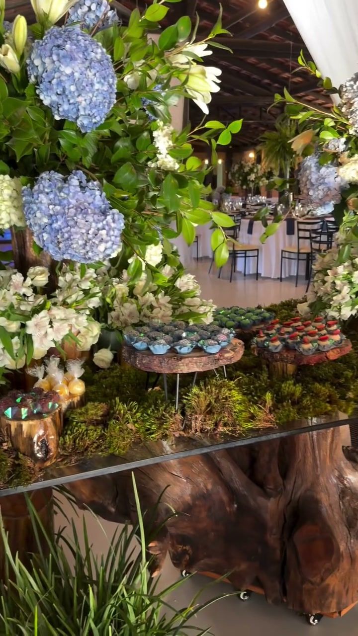 Mesa de doces com hortênsias azuis