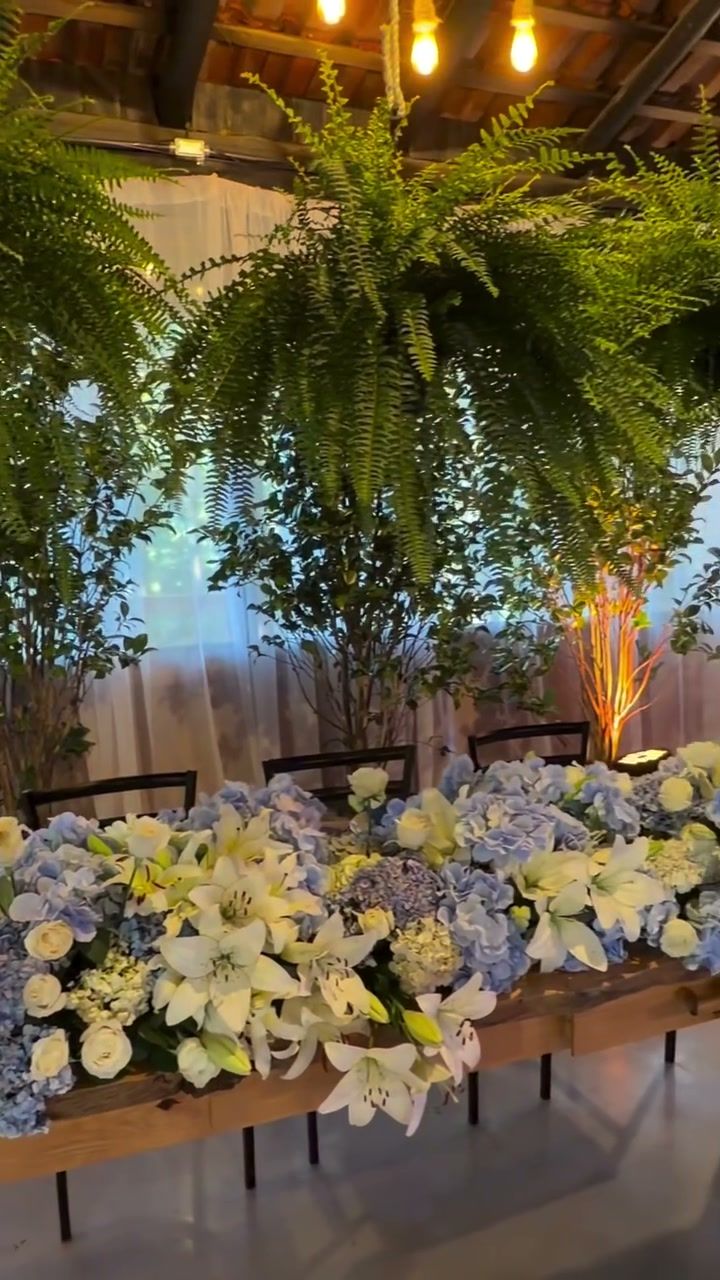 Arranjo de flores na mesa do salão