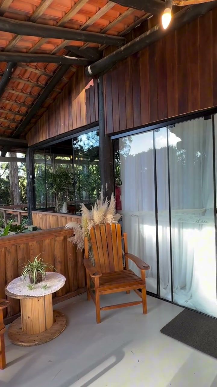 Lounge de entrada com poltrona de madeira