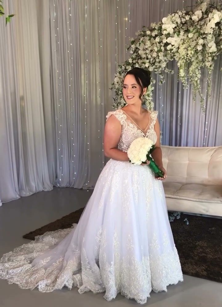 Noiva de vestido no salão